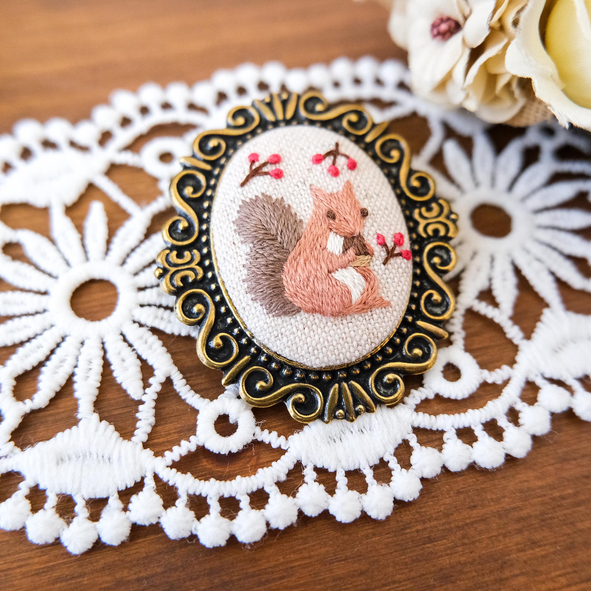 【受注制作】森の仲間たちのブローチ(リス)　＊刺繍 | 5枚目