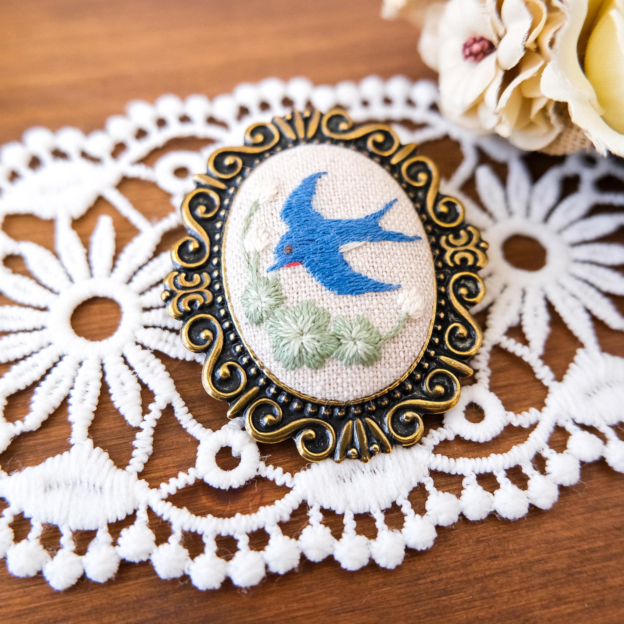 【受注制作】森の仲間たちのブローチ(ツバメ)　＊刺繍 | 5枚目
