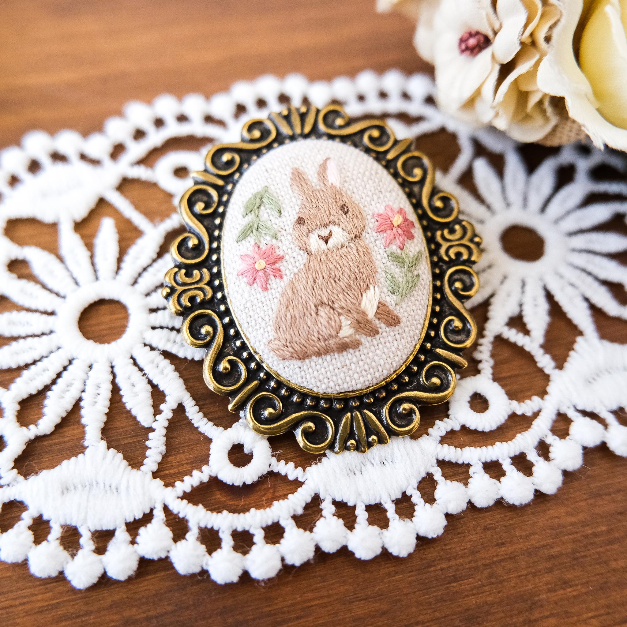 【受注制作】森の仲間たちのブローチ(ウサギ) *刺繍 | 5枚目